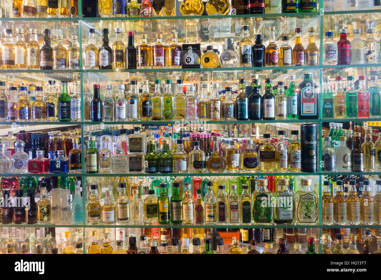 Mini bar bottiglie collezione nel negozio di alcool Foto stock - Alamy