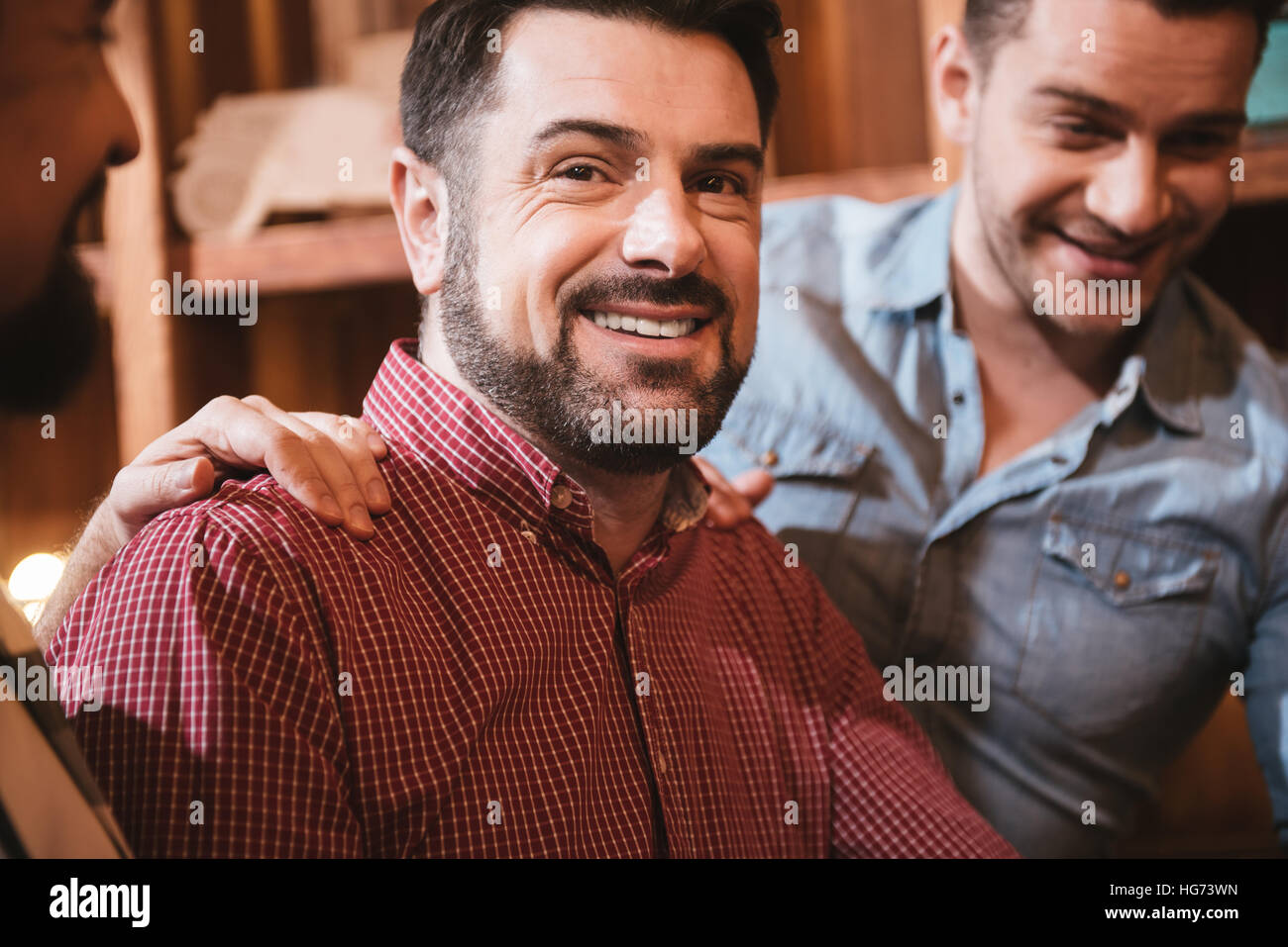 Bello barbuto uomo sorridente Foto Stock