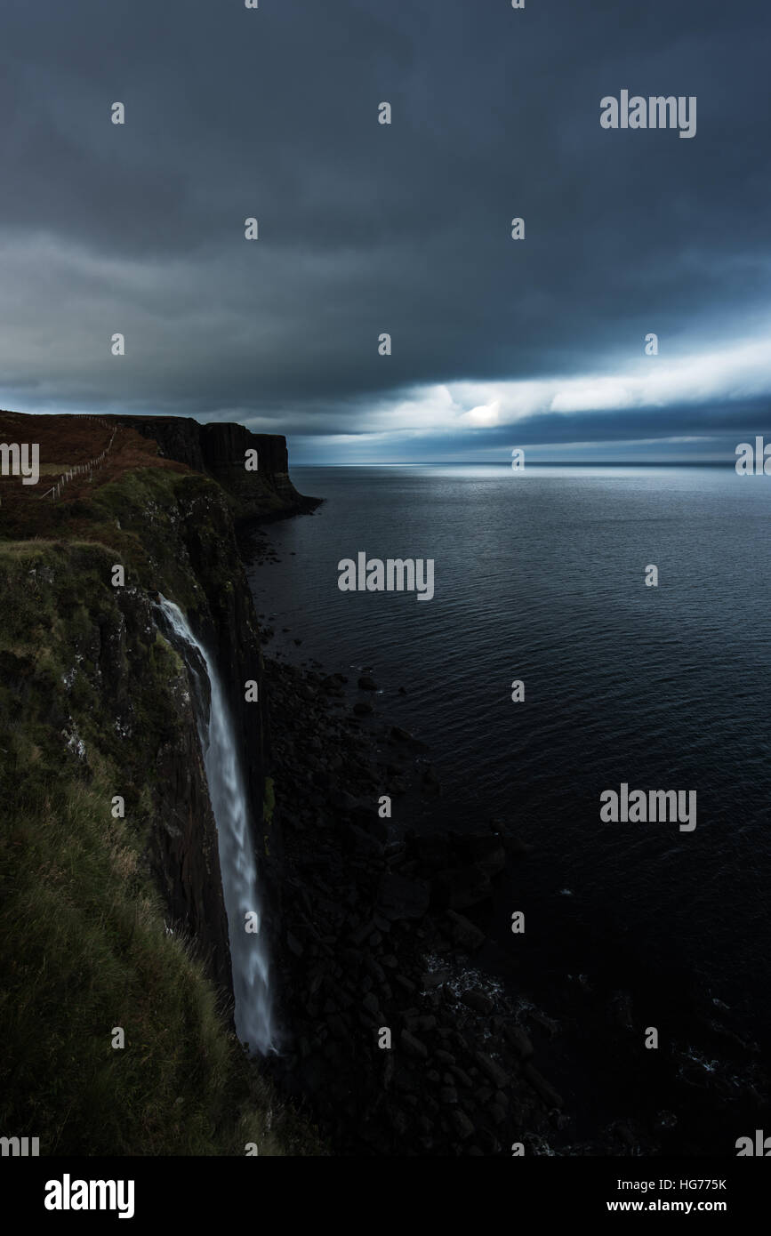 Kilt Rock e Mealt cascata sull'Isola di Skye in Scozia Foto Stock