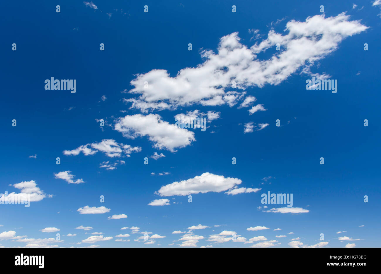 Un vuoto di cielo blu con nuvole. Foto Stock