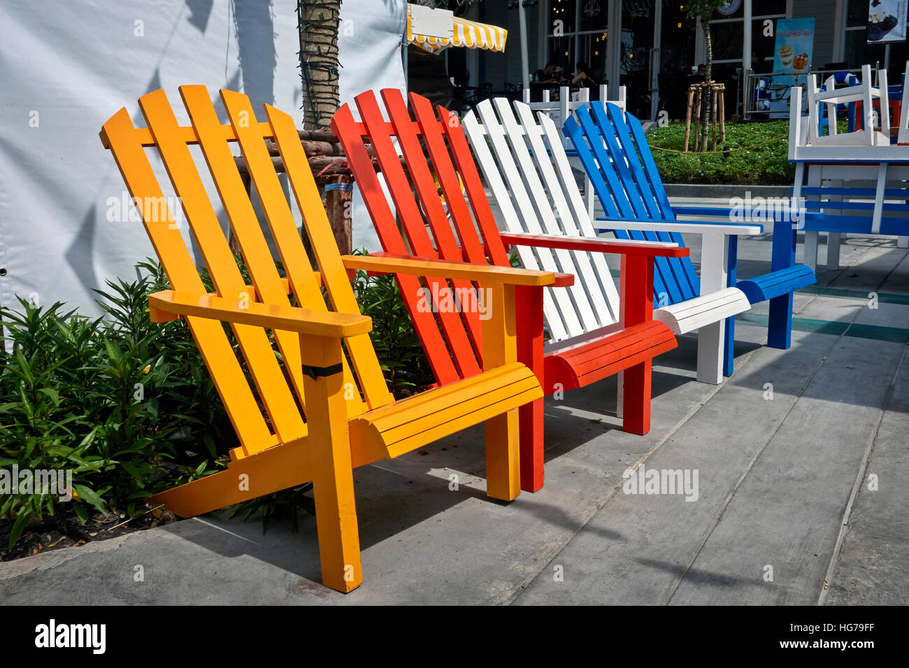 Sedie colorate. Sedie reclinabili multicolore in legno dipinto di recente Foto Stock