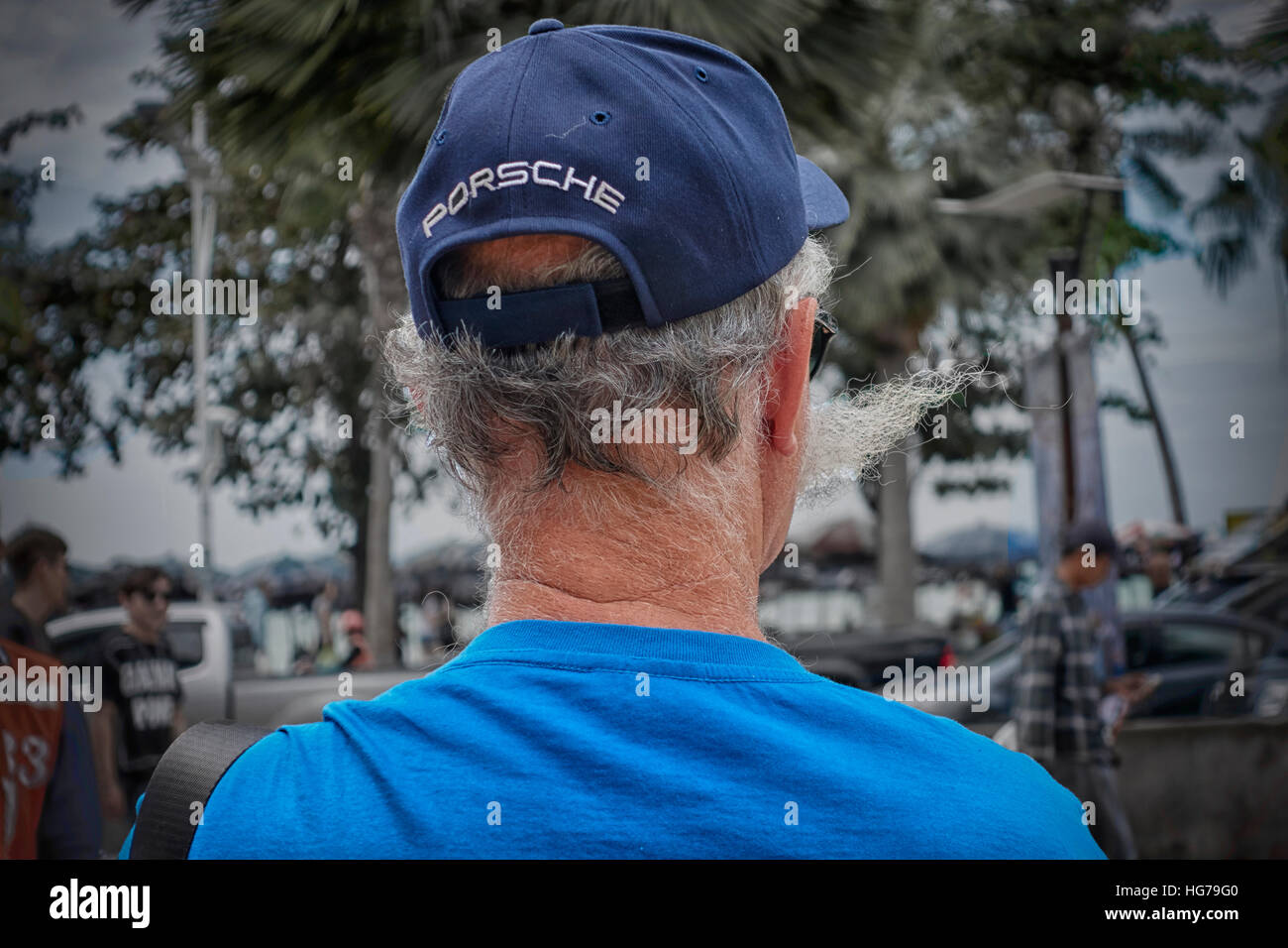 Vista posteriore di un uomo anziano che indossa un cappuccio da baseball Foto Stock