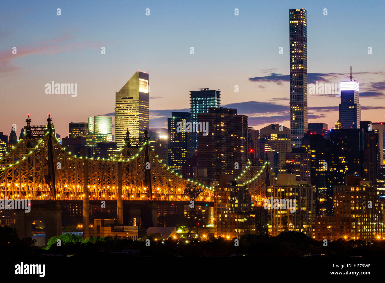 New York City, New York NYC Queens, Long Island City, vista, skyline di Manhattan, edifici, ed Koch Queensboro Bridge, tramonto, notte, NY160723103 Foto Stock