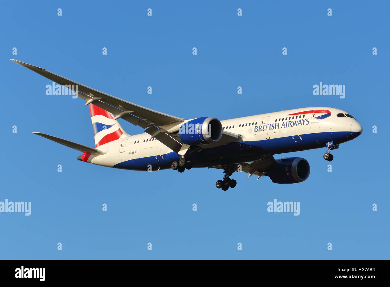 British Airways Boeing Dreamliner 787-8 G-ZBJC atterraggio all'Aeroporto Heathrow di Londra, Regno Unito Foto Stock