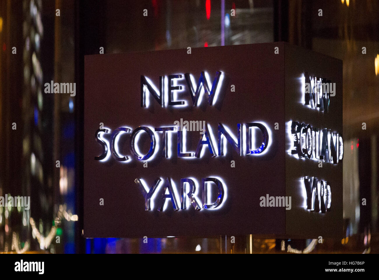 Il luminoso segno girevole al nuovo New Scotland Yard è visibile nel buio di notte, la Metropolitan Police Headquarters Foto Stock