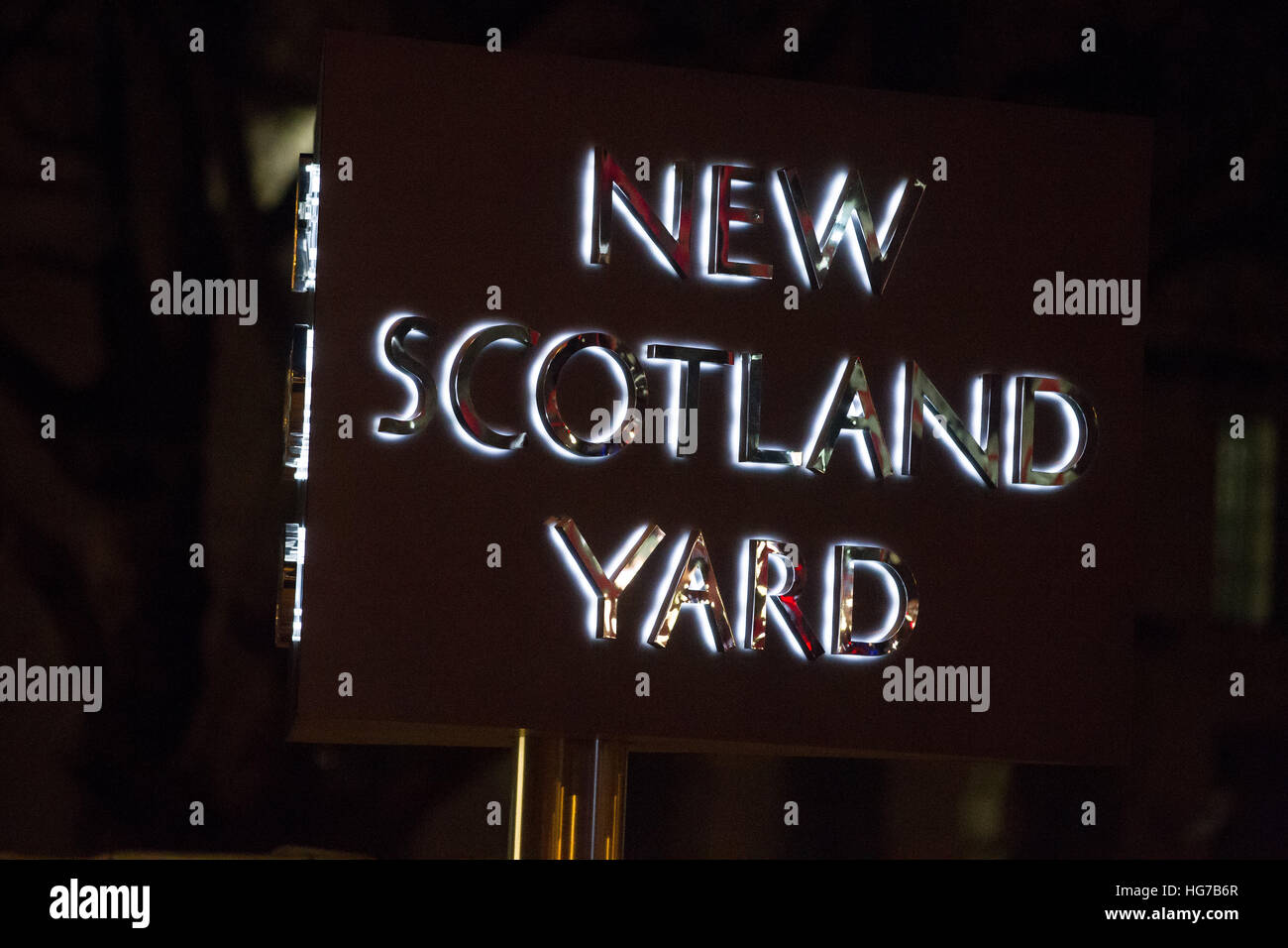 Il luminoso segno girevole al nuovo New Scotland Yard è visibile nel buio di notte, la Metropolitan Police Headquarters Foto Stock