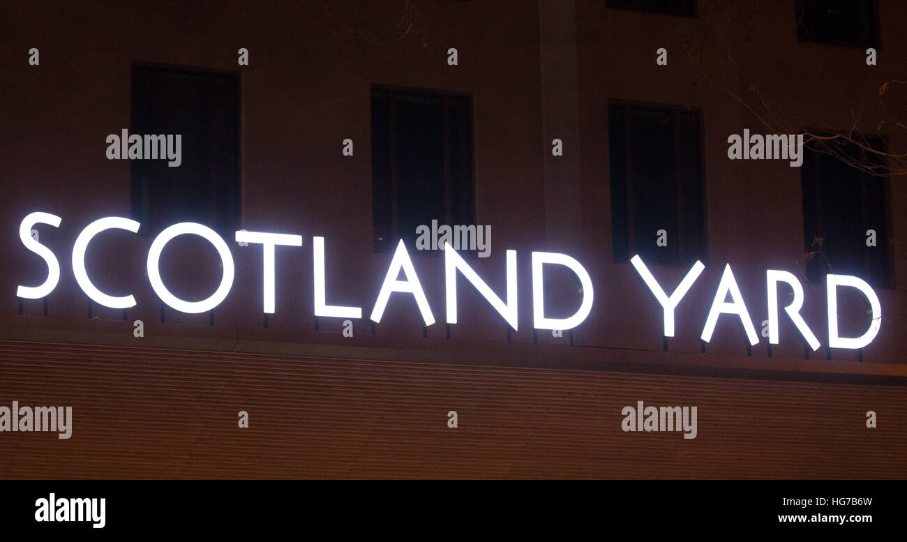 Il luminoso segno girevole al nuovo New Scotland Yard è visibile nel buio di notte, la Metropolitan Police Headquarters Foto Stock