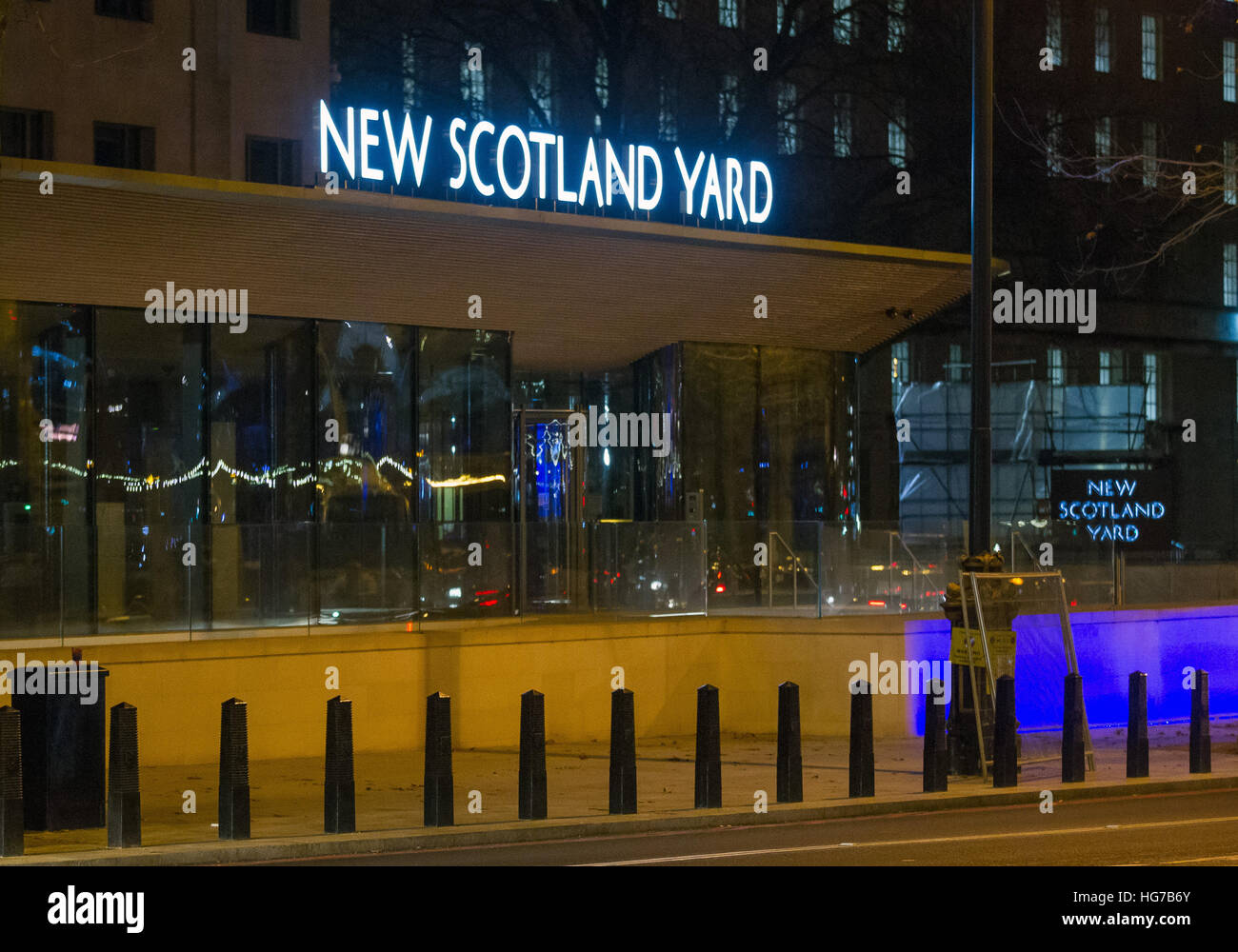 Il luminoso segno girevole al nuovo New Scotland Yard è visibile nel buio di notte, la Metropolitan Police Headquarters Foto Stock