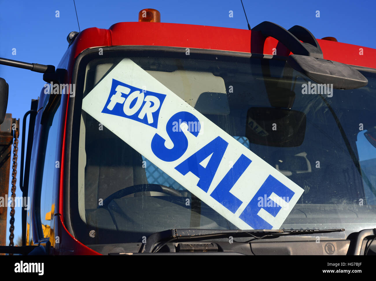 In vendita segno nella finestra di camion usati in concessionaria regno unito Foto Stock