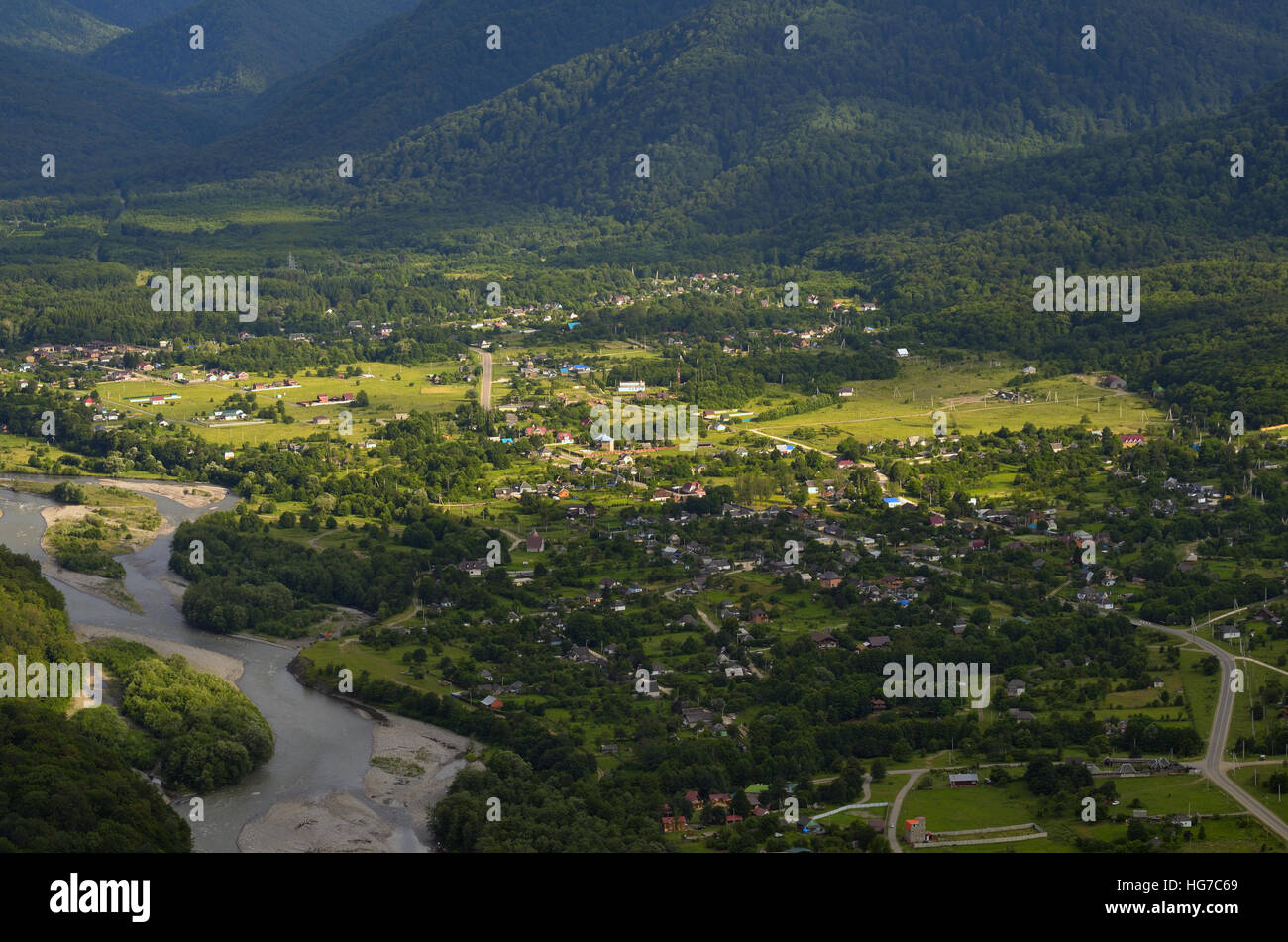 Il villaggio della valle in Caucaso vista da altezze. Villaggio Hamyshki, Repubblica Adygea, Caucaso, Russia. Foto Stock