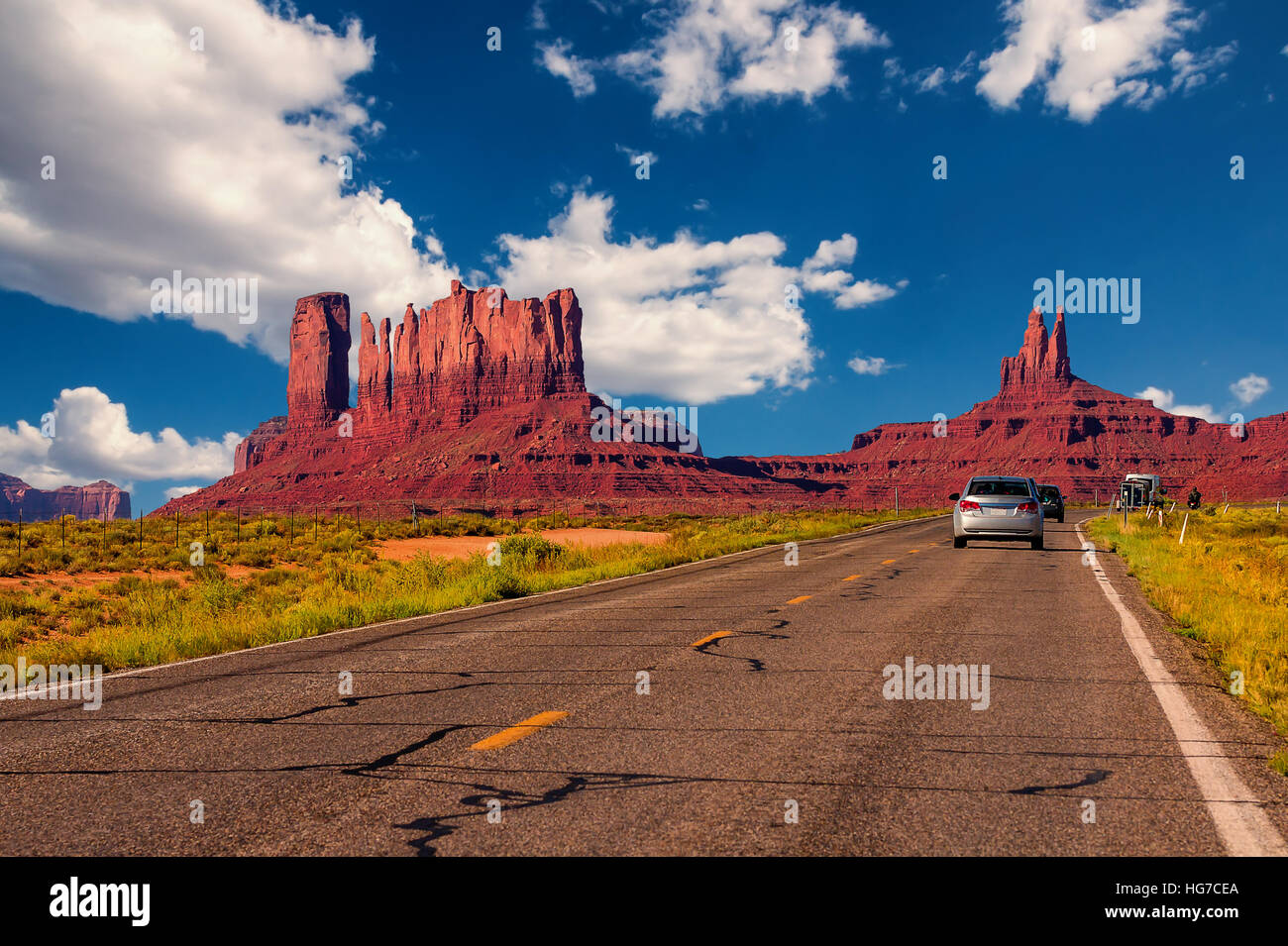 In autostrada in Monument Valley, Utah / Arizona, Stati Uniti d'America - la foto con il trasporto su strada e di automobili la guida verso le colline. Foto Stock