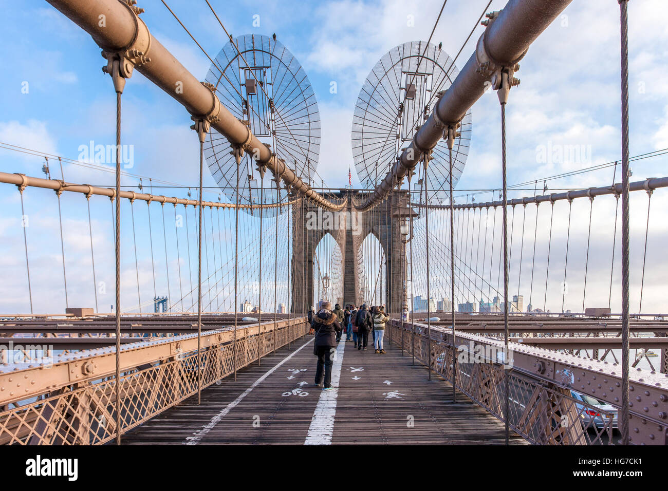 Camminano il Ponte di Brooklyn, New York. Foto Stock