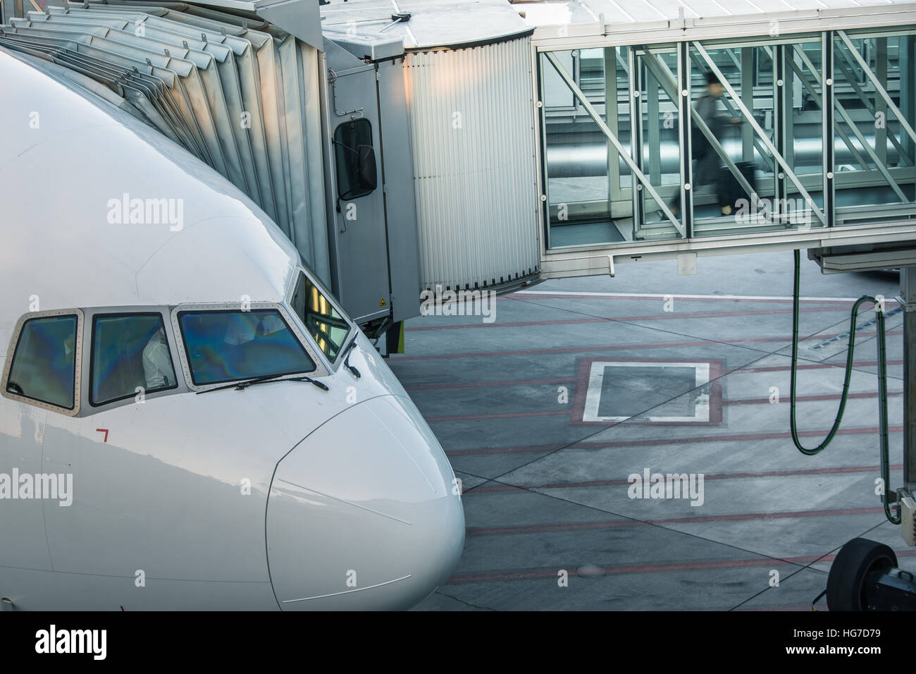 Aeromobili con corridoio di passaggio/tunnel essendo preparato per la partenza da un aeroporto internazionale - Foto Stock