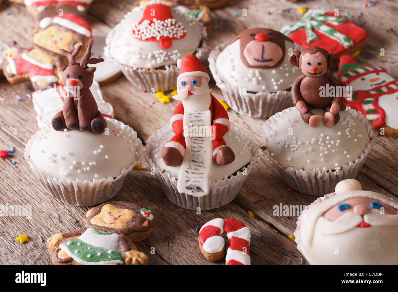 Dolci Di Natale Belli.Belli I Dolci Di Natale Tortine E Gingerbread Close Up Su Di Un Tavolo Di Legno Posizione Orizzontale Foto Stock Alamy