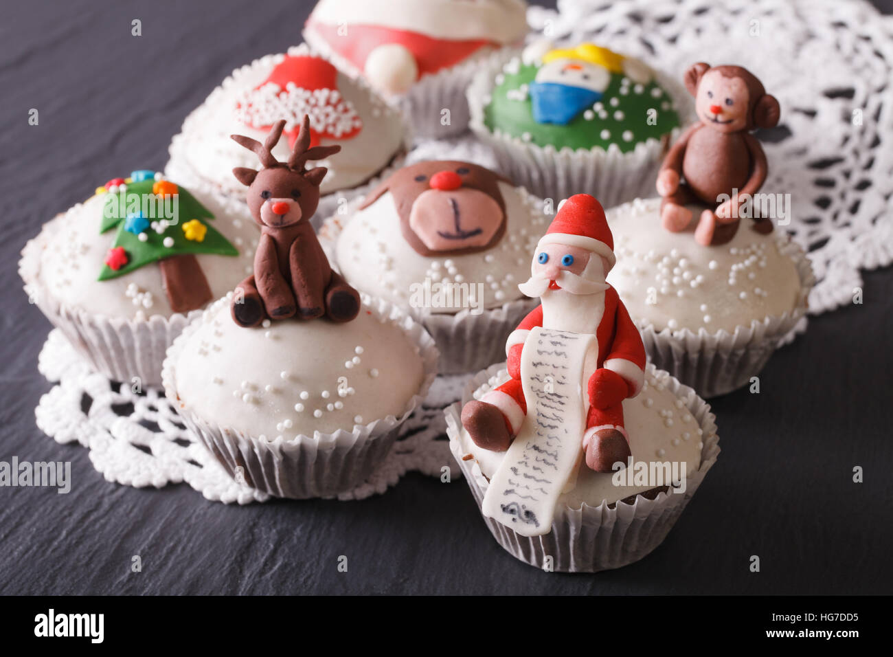 Bella tortini di Natale decorato fiaba figure vicino sul tavolo orizzontale. Foto Stock