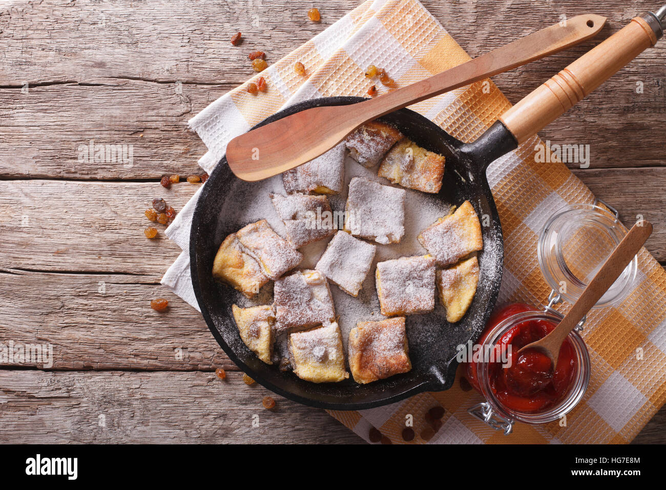 Frittata con delizioso Kaiserschmarrn con salsa di prugne su una padella. orizzontale vista superiore Foto Stock