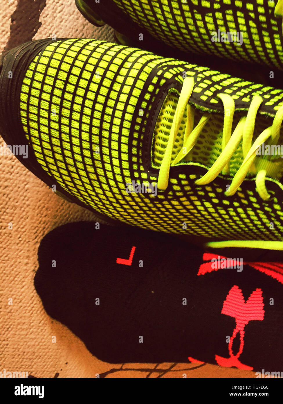 Neon luminoso verde scarpe da corsa con compressione calza fro piede sinistro Foto Stock