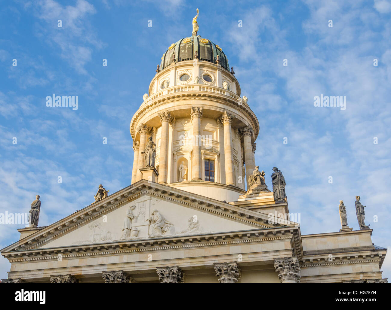 Vista sulla Cattedrale tedesca presso la piazza Gendarmenmarkt su un crips giornata invernale con soffici nuvole, Berlino, Germania Foto Stock