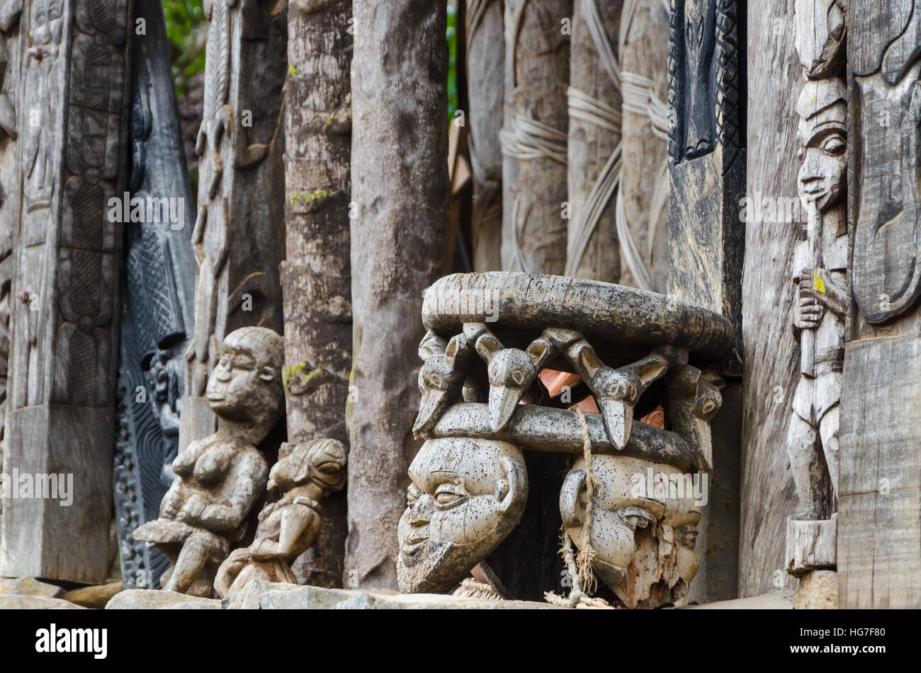 Sedia e altri paesi africani di sculture in legno al tradizionale Fon's Palace di Bafut, Camerun, Africa Foto Stock