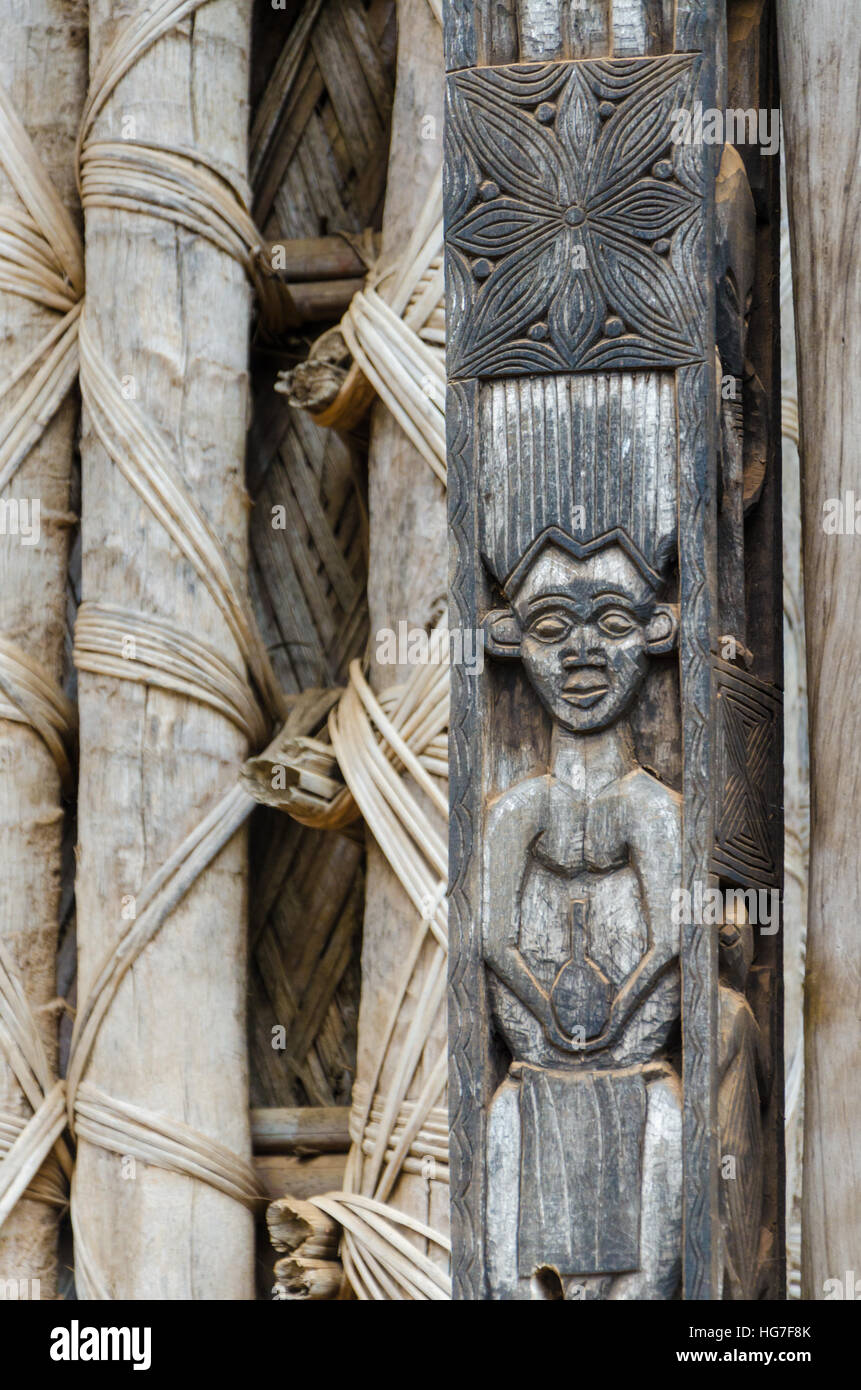 Dettaglio di intaglio del legno di umana sul montante in corrispondenza tradizionale Fon's Palace di Bafut, Camerun, Africa Foto Stock