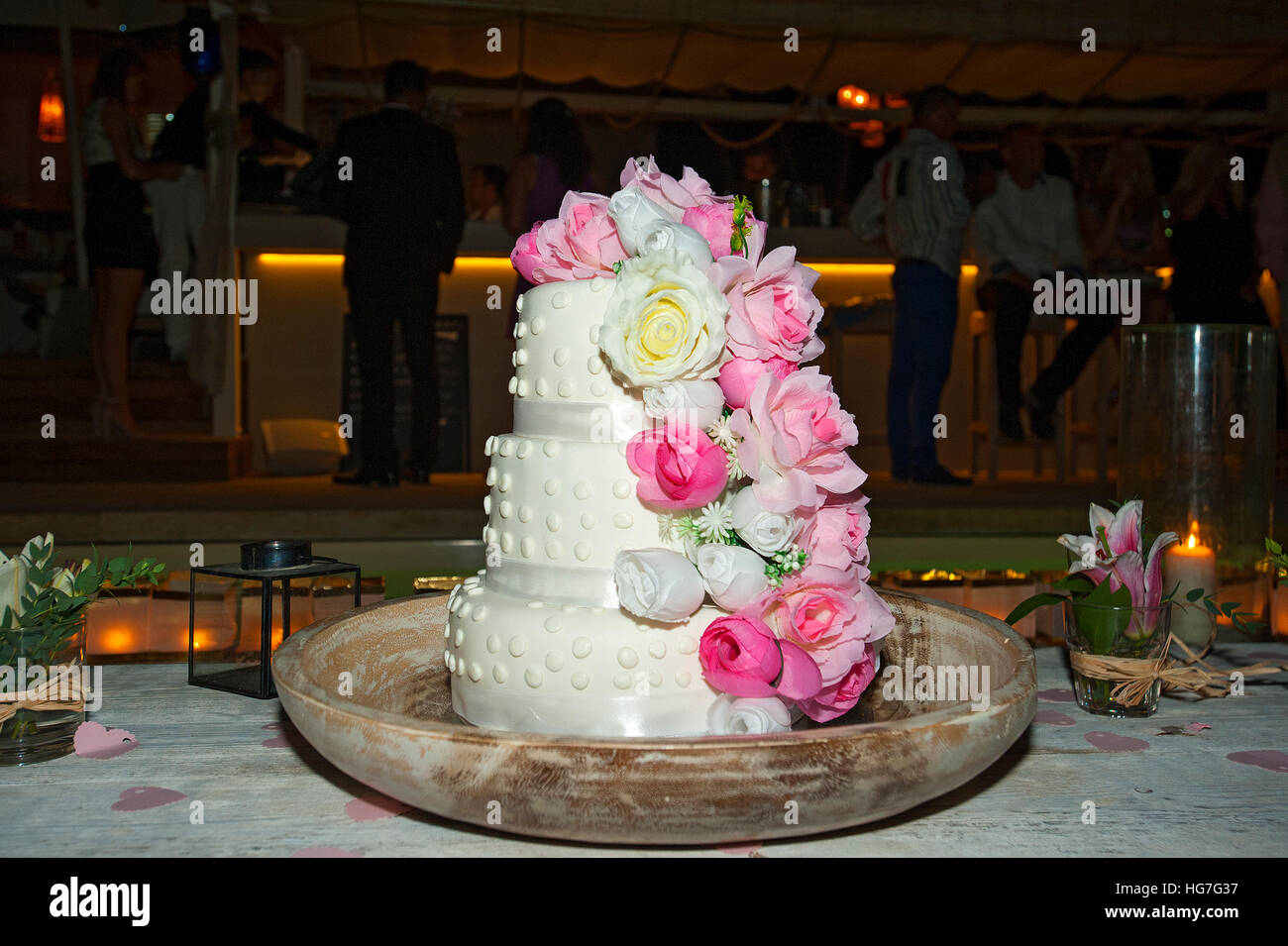 Torta di Nozze con decorazioni floreali Foto Stock