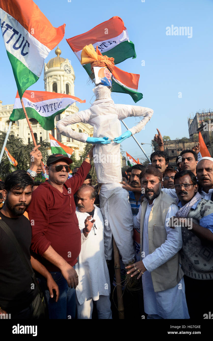 Kolkata, India. 05 gen 2017. Attivista T.M.C. masterizzare effige del Primo Ministro Narendra Modi per protestare contro l'arresto del leader Loksabha Sudip Bandyopadhyay in Kolkata. Congresso Trinamool attivista proteste contro il recente arresto del partito leader Loksabha Sudip Bandyopadhyay dall'Ufficio centrale di inchiesta. © Saikat Paolo/Pacific Press/Alamy Live News Foto Stock