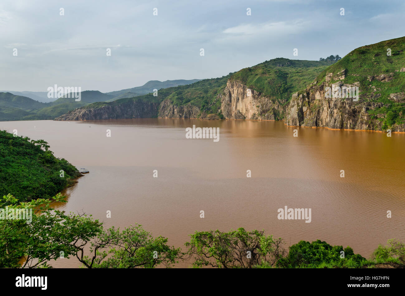 Paesaggio tra cui calma acqua marrone del Lago Nyos, famoso per la CO2 eruzione con molti morti, Ring Road, Camerun Foto Stock