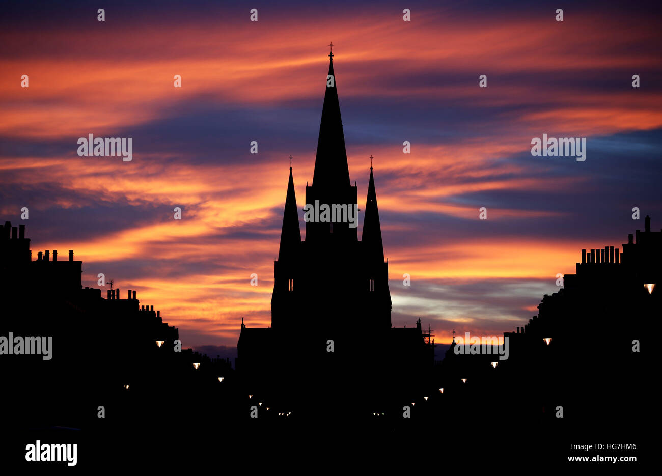 Il sole tramonta dietro la Cattedrale di St Mary nel West End di Edinburgo. Foto Stock