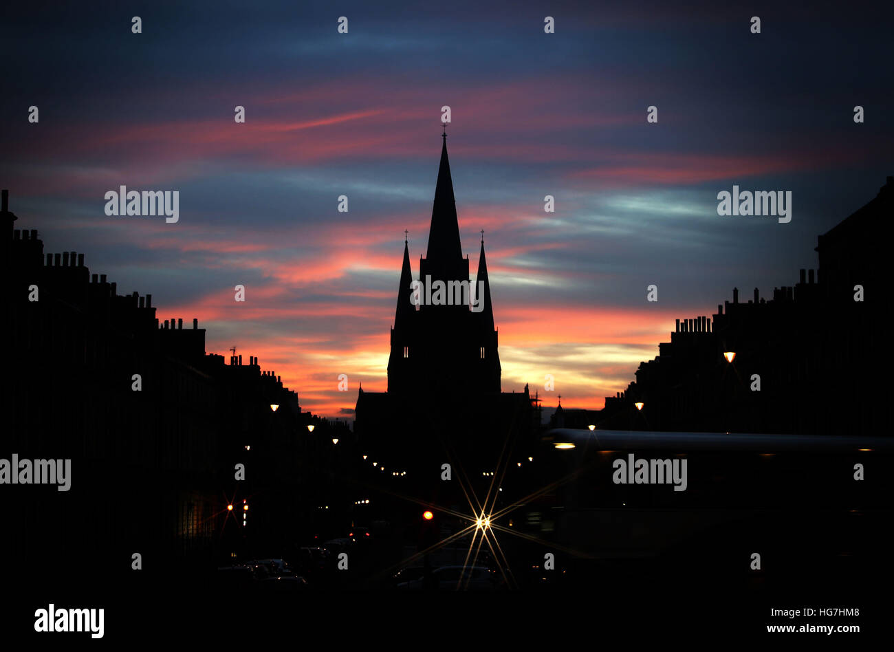 Il sole tramonta dietro la Cattedrale di St Mary nel West End di Edinburgo. Foto Stock