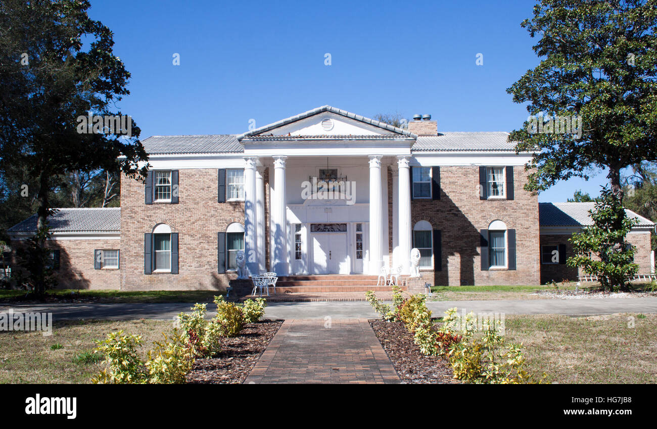 Una stravagante replica di Graceland a Orlando porta le vibrazioni di Elvis in Florida, riecheggiando l'iconica villa di Memphis del Re con il fascino del Sud. Foto Stock
