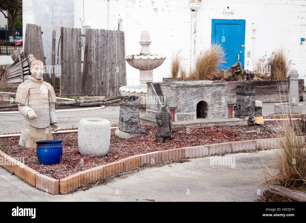 Le rovine dell'ex parco a tema Splendid China ad Apopka, Florida, riecheggiano il suo passato di mostre culturali e monumenti in miniatura. Foto Stock