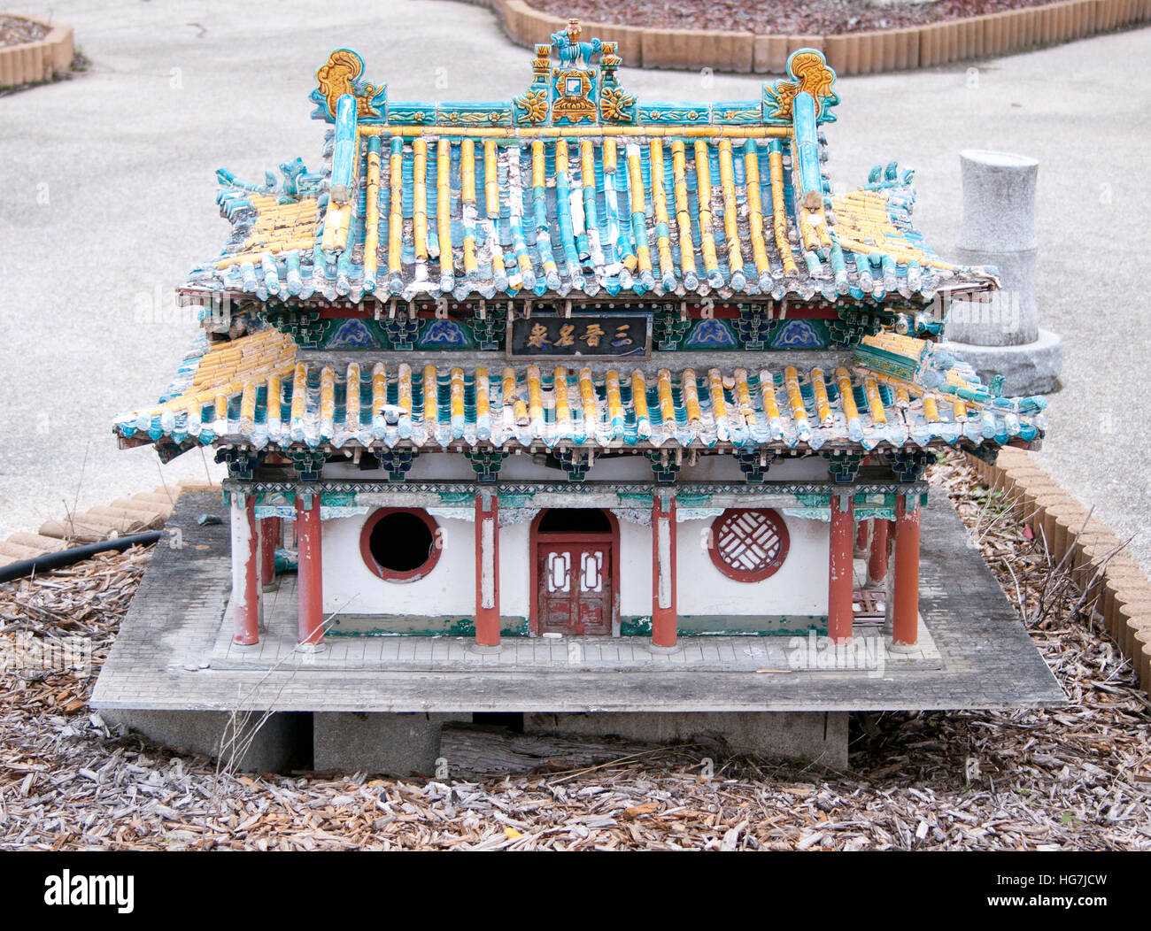 Le rovine dell'ex parco a tema Splendid China ad Apopka, Florida, riecheggiano il suo passato di mostre culturali e monumenti in miniatura. Foto Stock