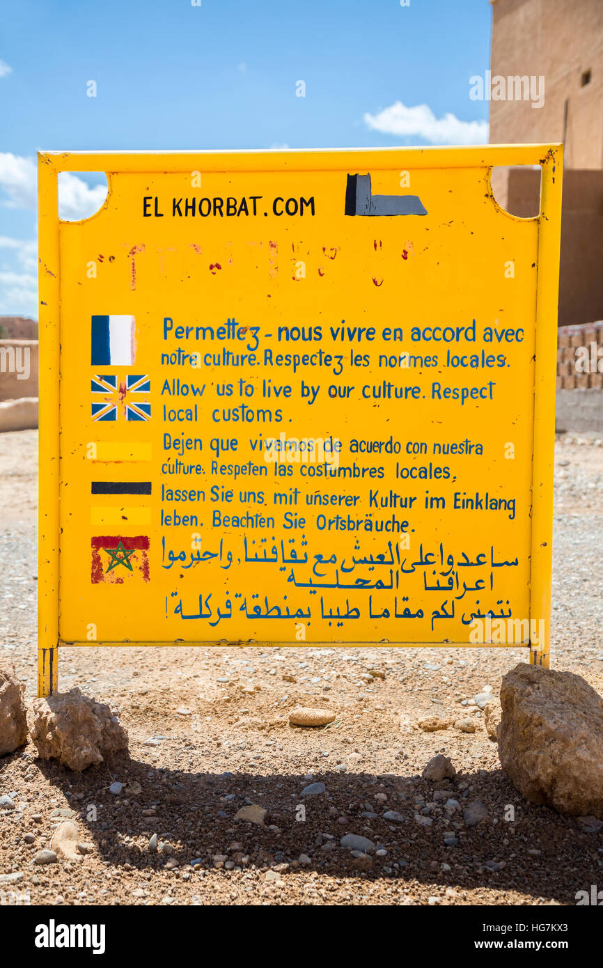 Ksar Elkhorbat, Marocco. Segno multilingue richiedere il rispetto per la cultura locale. Foto Stock