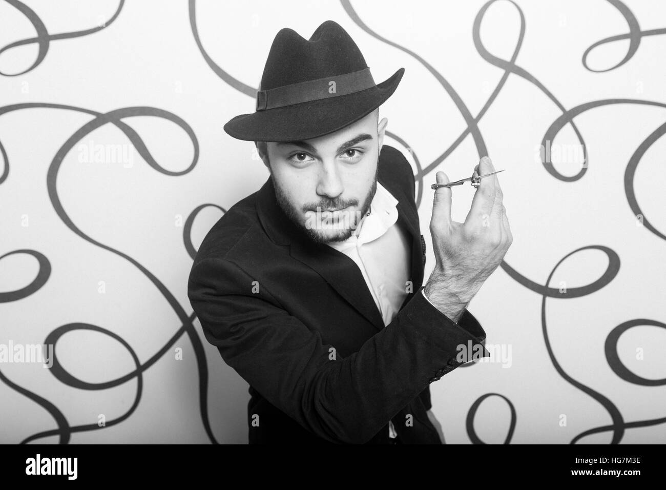 Moda ritratto di un parrucchiere professionista. Uomo che indossa camicia e hat Foto Stock