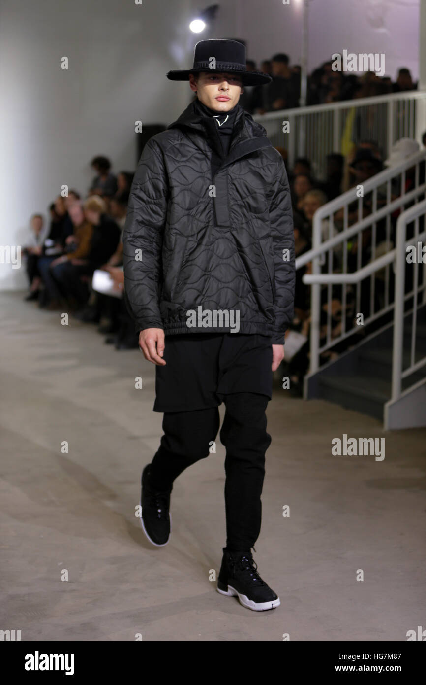 Un modello di passeggiate sulla pista durante la scuola pubblica, Mens Fashion show a Galleria di latte il 2 febbraio 2016 nella città di New York, New York. Foto Stock