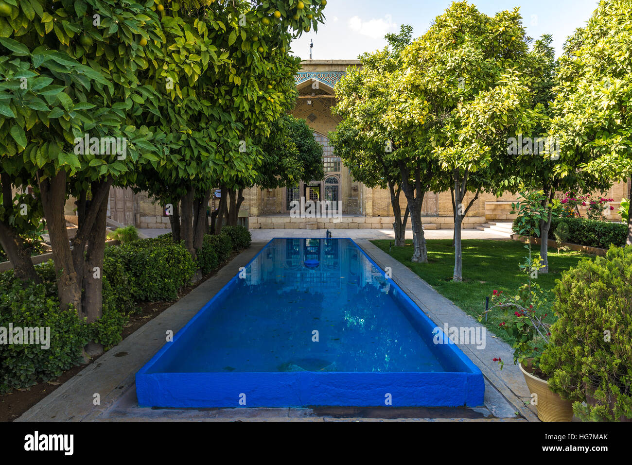 Piccola piscina accanto alla tomba del poeta Hafez nella città di Shiraz in Iran Foto Stock