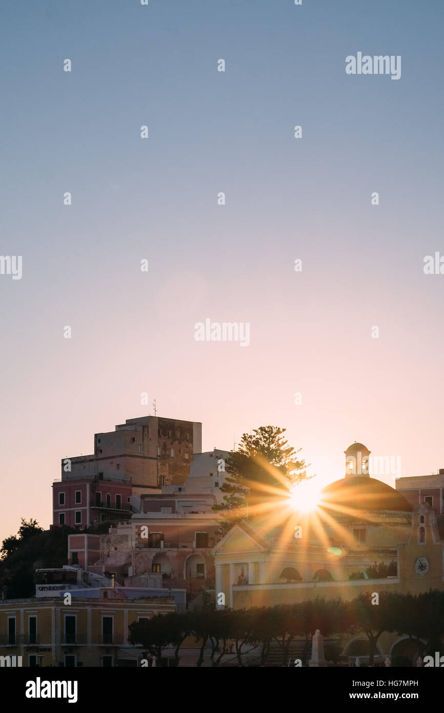 Un estate tramonto sull'isola di Ponza, fuori del litorale del Lazio, Italia. Foto Stock