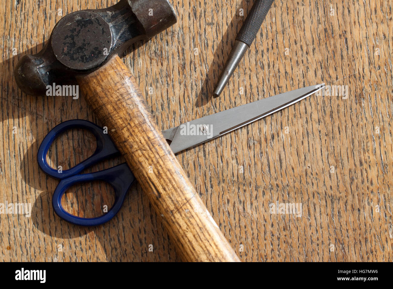 Martello con penna tonda, forbici e un centro/centratore punzone su una  superficie in legno Foto stock - Alamy