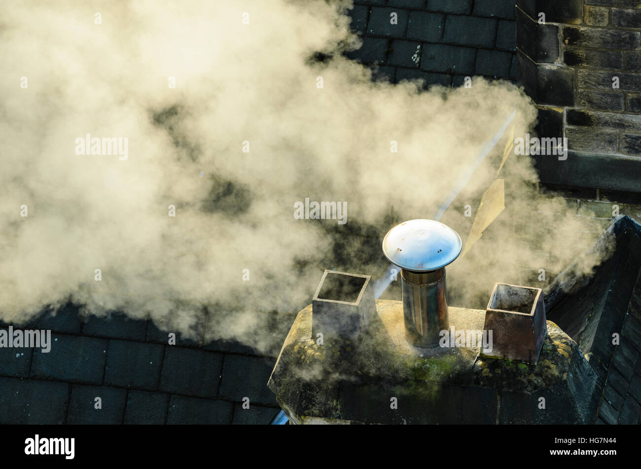 Comignoli fumanti su una fredda mattina Lancaster Lancashire Inghilterra Foto Stock