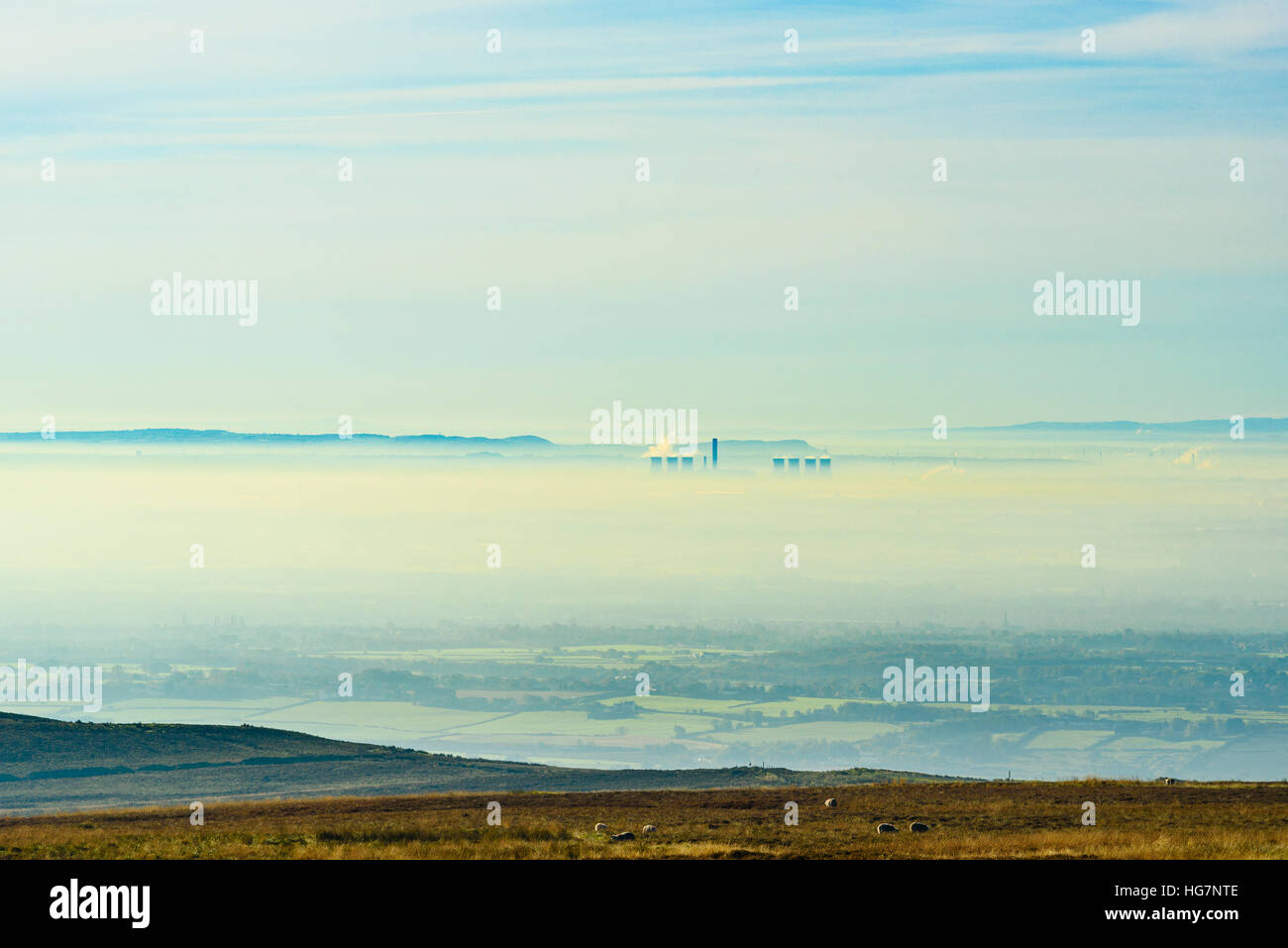 Torri di raffreddamento di Fiddler's Ferry Power Station in prossimità di Warrington salire al di sopra di nebbia in un teleobiettivo con vista dalla collina di inverno Lancashire Foto Stock