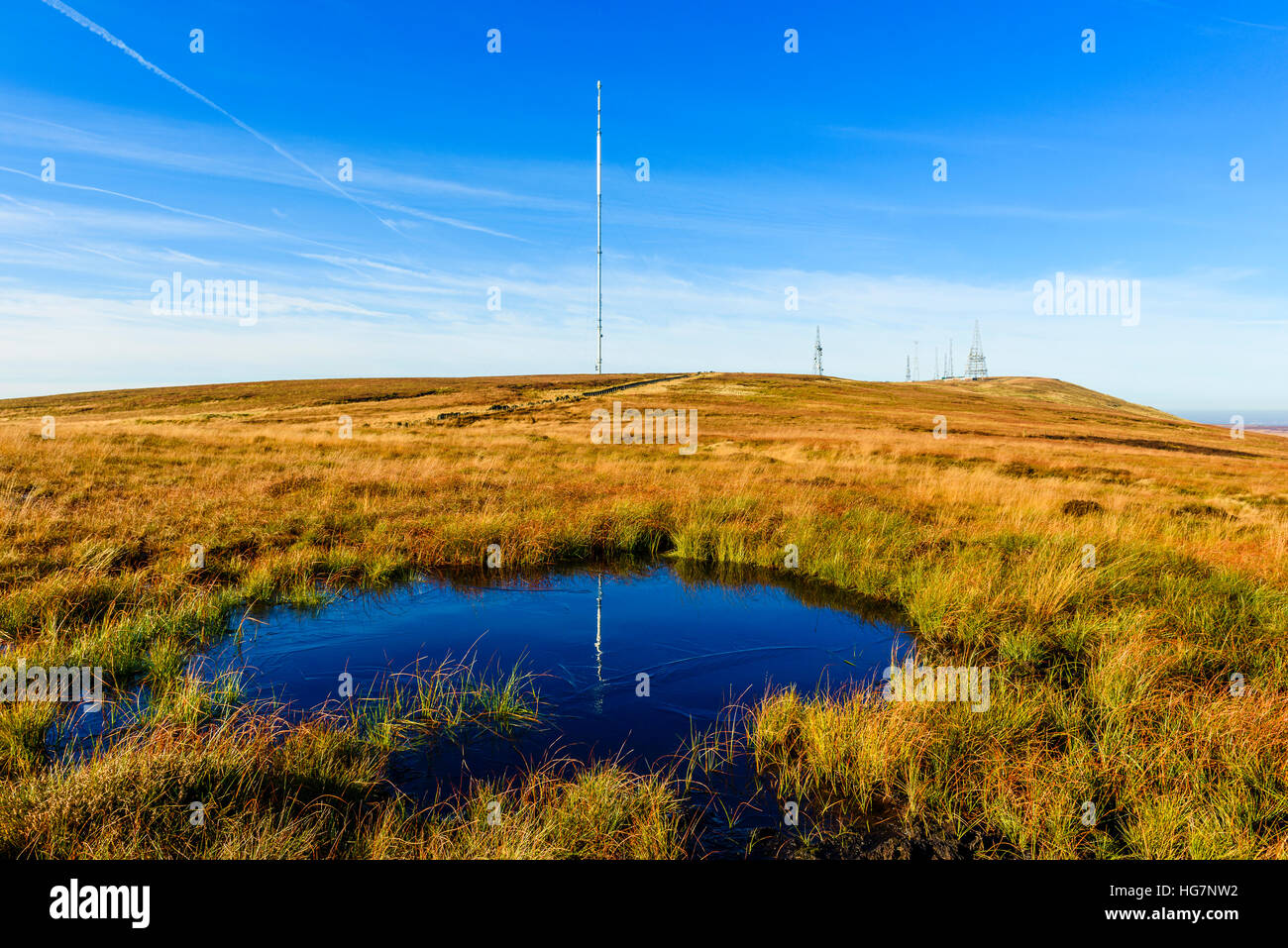 Montanti di comunicazioni sulla collina di inverno Lancashire Foto Stock