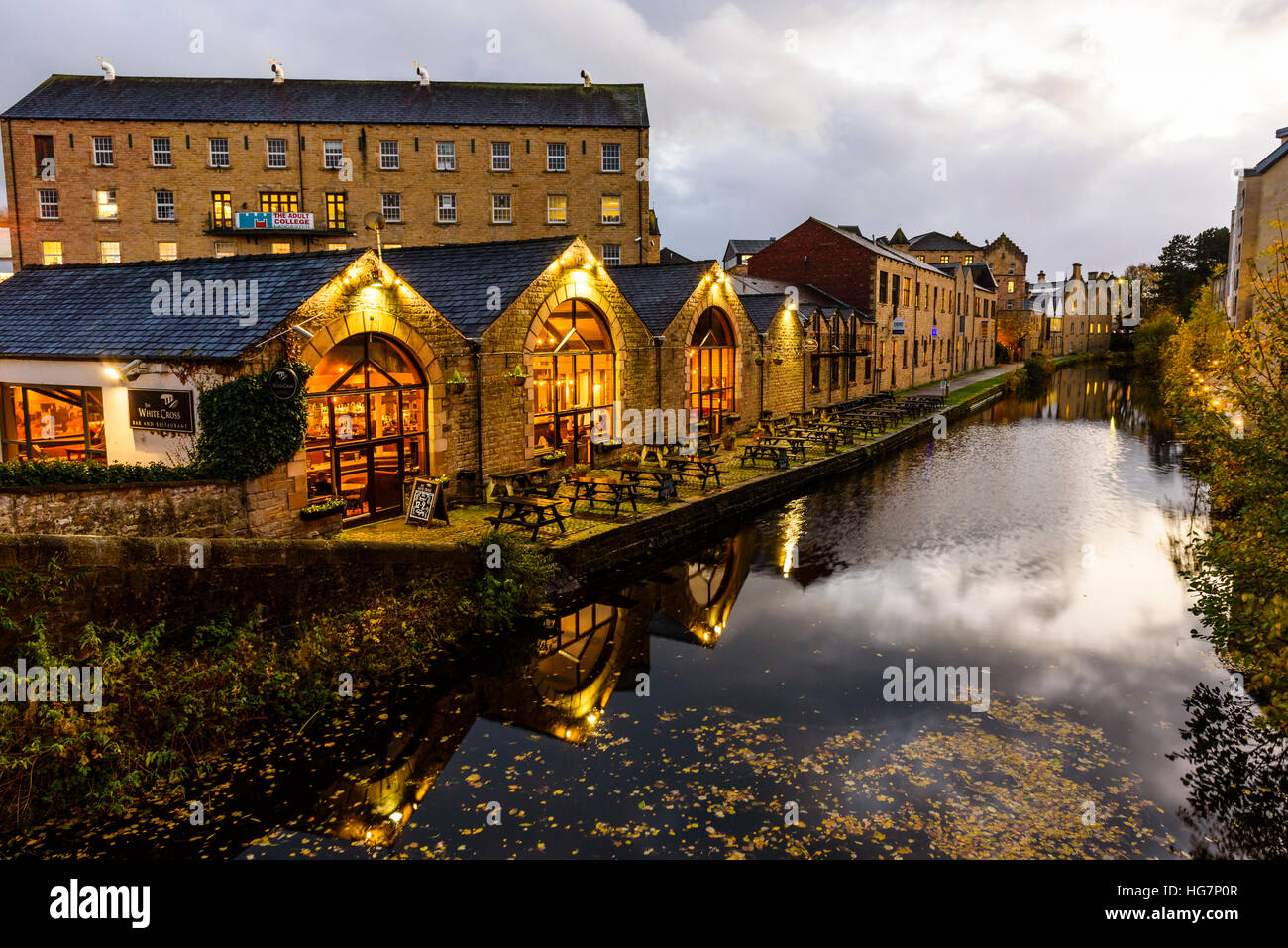 La Croce Bianca pub accanto al canale di Lancaster in Lancaster Inghilterra Foto Stock