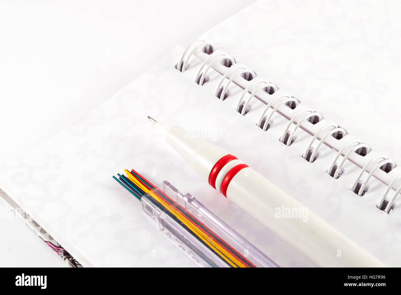 Matita meccanica con matita conduce su bianco per notebook Foto Stock