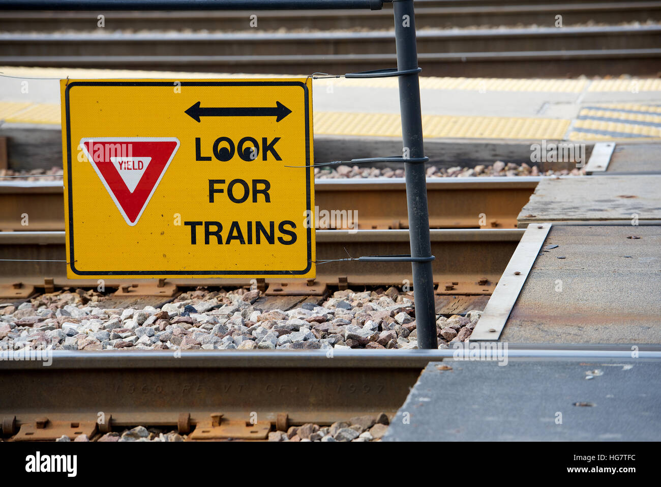 Segnale di avvertimento in corrispondenza di Franklin Park stazione ferroviaria, Franklin Park, Chicago, Illinois, Stati Uniti d'America. Foto Stock