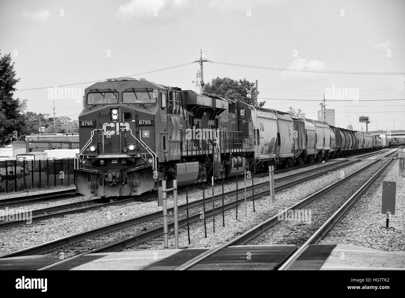 Canadian Pacific powered treno merci si avvicina a Franklin Park stazione ferroviaria, Franklin Park, Chicago, Illinois, Stati Uniti d'America. Foto Stock