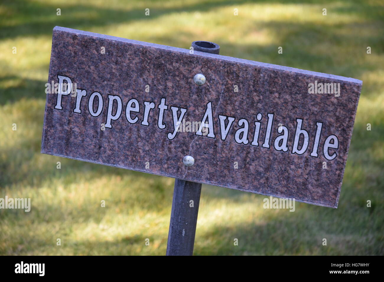 Proprietà disponibile segno nel cimitero. Foto Stock