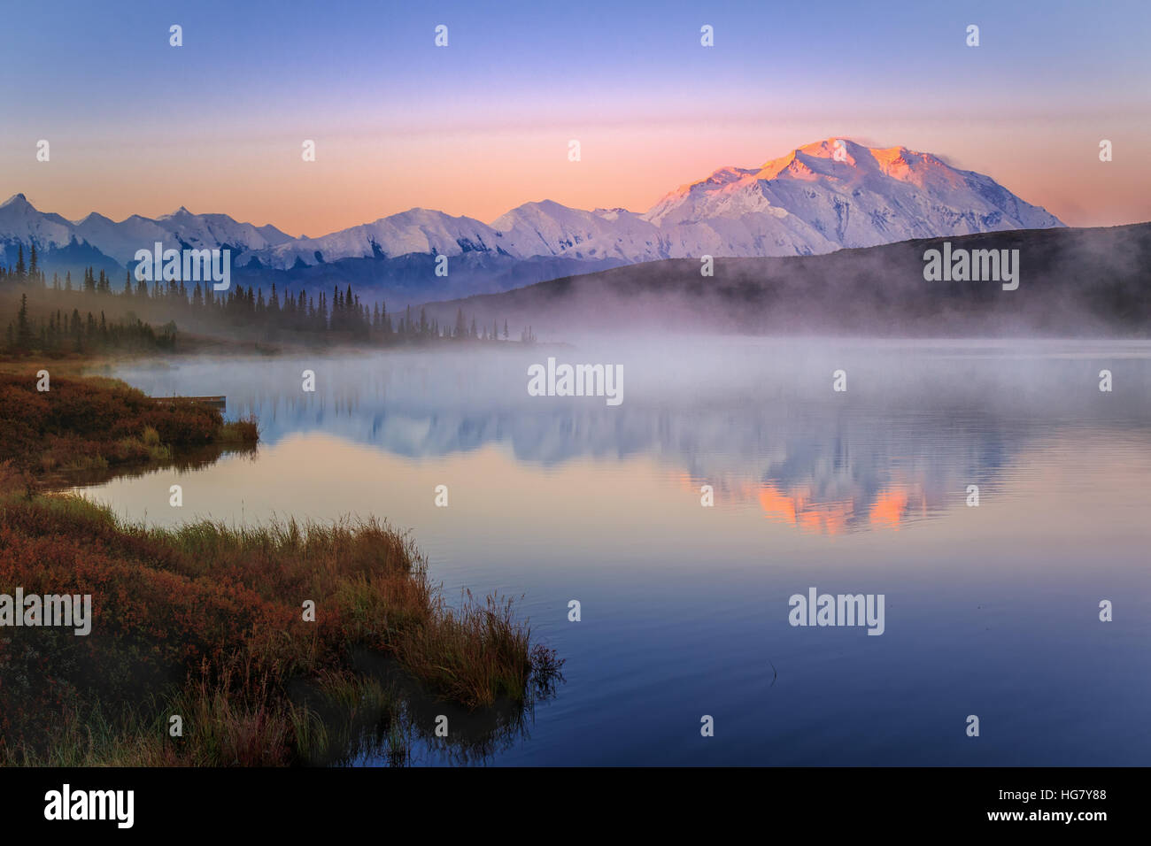 La luce del mattino tocca Denali (ex Mt. McKinley) mentre la nebbia di mattina sorge dal lago di meraviglia. Parco Nazionale di Denali, Alaska. Foto Stock