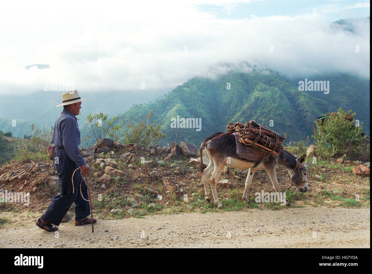 Pericoloso sterrato lungo la montagna di El Quiche portano a Santa Rosa del Quiche a nord-ovest di Città del Guatemala. Foto Stock