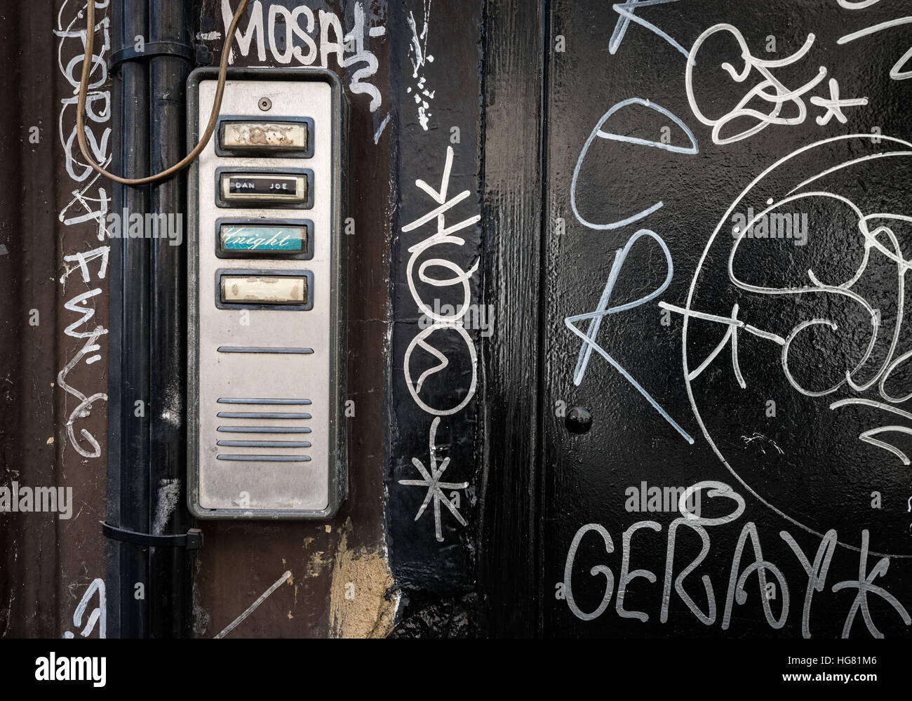 Telefono in entrata coperto di graffiti a Londra Foto Stock