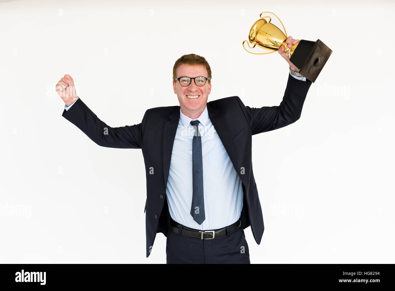 Imprenditore sorridente felicità Trofeo successo concetto verticale Foto Stock